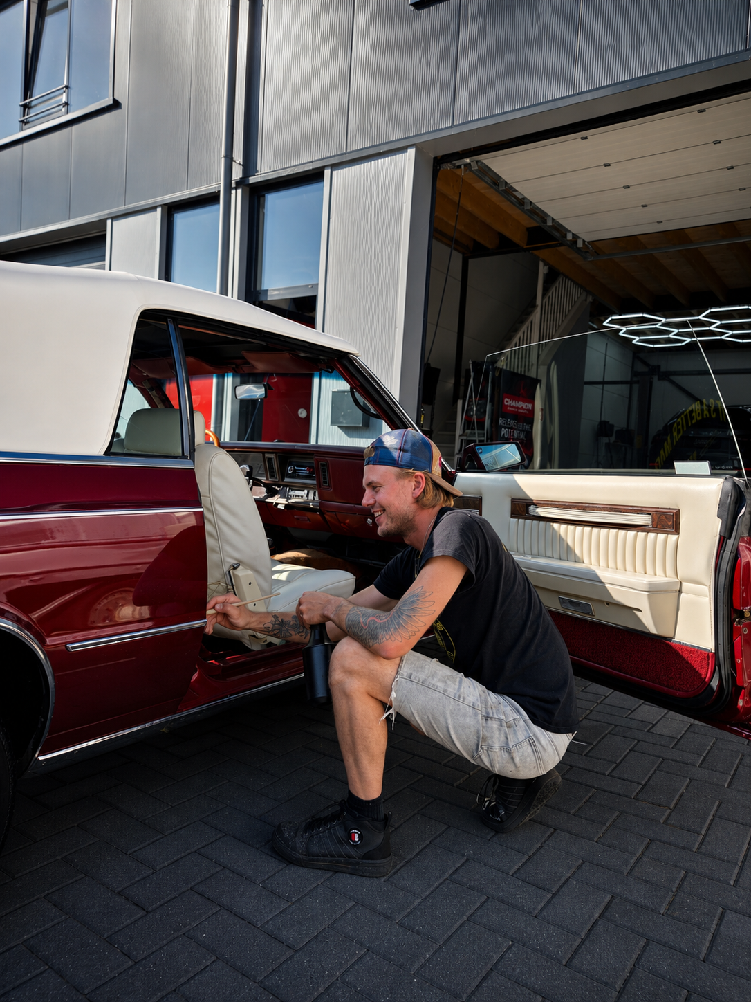 Jeremy Everts aan het werk aan een klassieke auto bij JLE Technics in Harderwijk